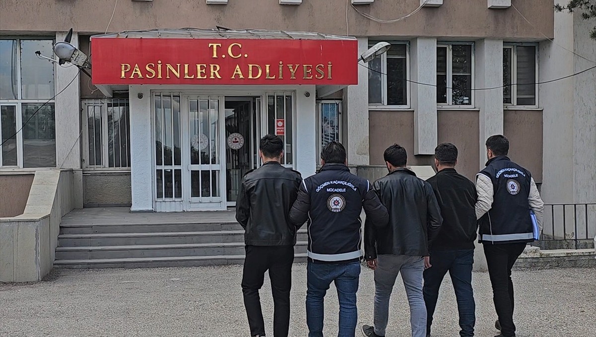Erzurum'da göçmen kaçakçılığı operasyonunda yakalanan 3 zanlı tutuklandı