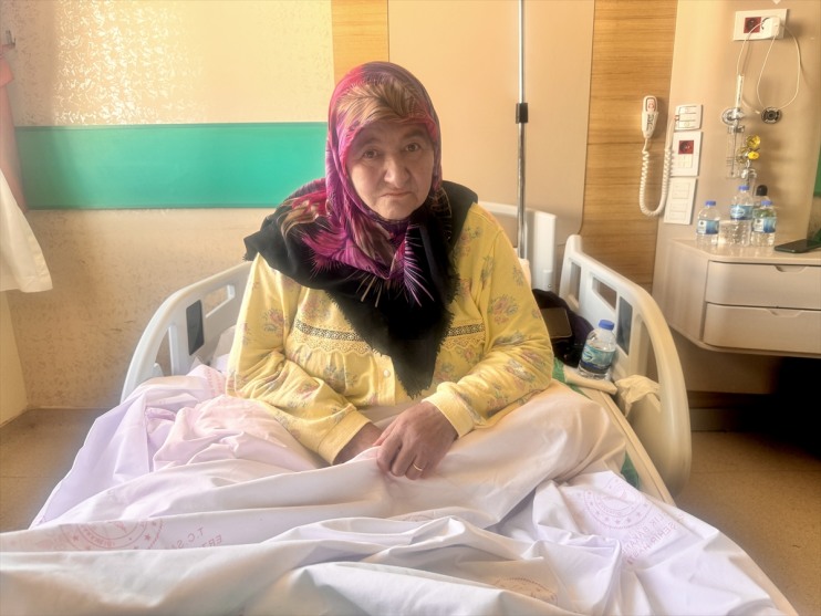 Erzurum'da yaşlı kadın ağrıyan bacağına ot sarınca hastanelik oldu