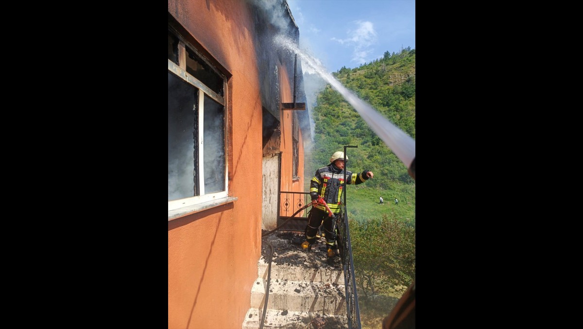 Erzurum'daki yangınlarda 1 ev ile odunluk kullanılamaz hale geldi