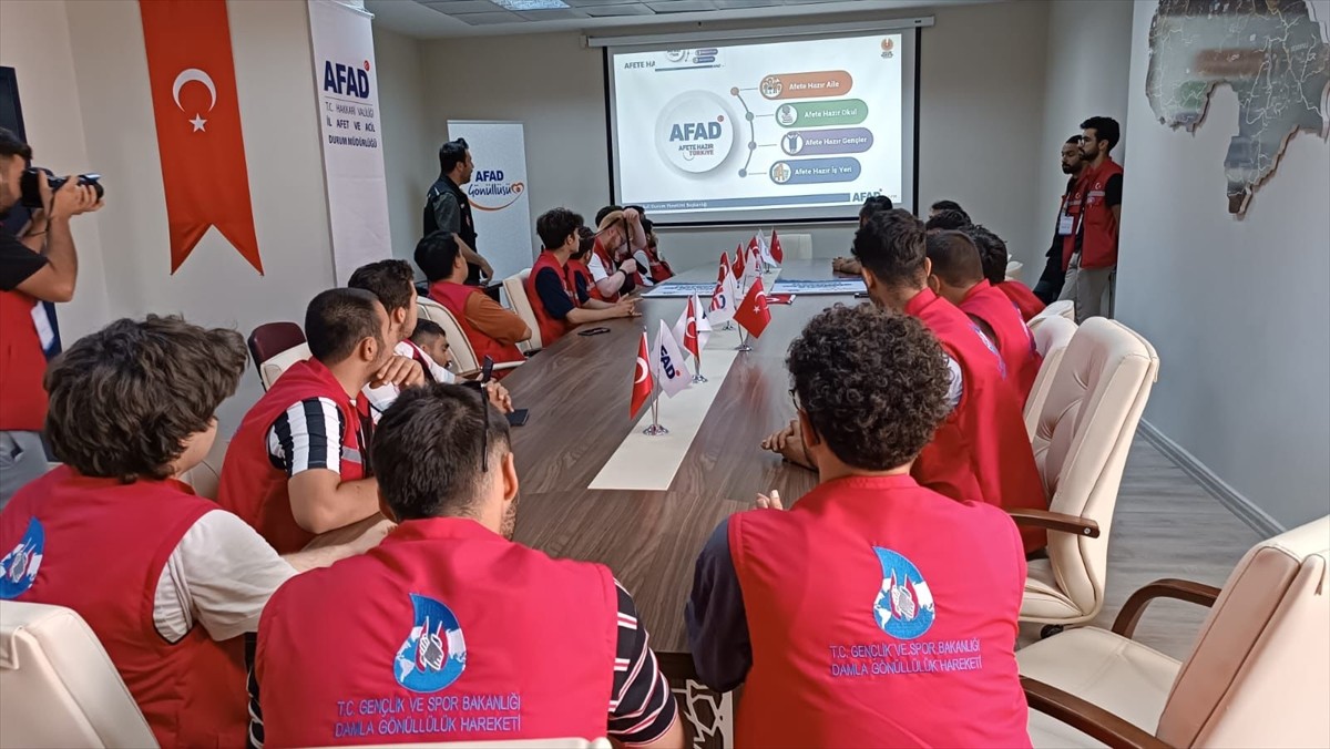 Farklı il ve ülkelerden gelen gönüllülere Hakkari'de afet farkındalık eğitim verildi