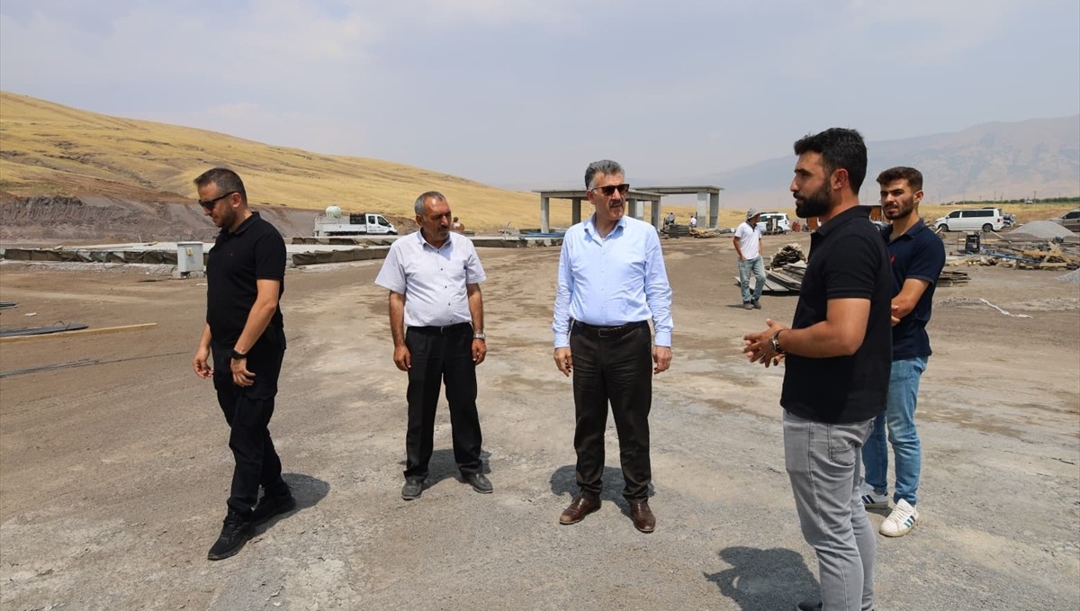 Güroymak Belediye Başkanı Mutlu, canlı hayvan pazarı ve mezbaha inşaatını inceledi