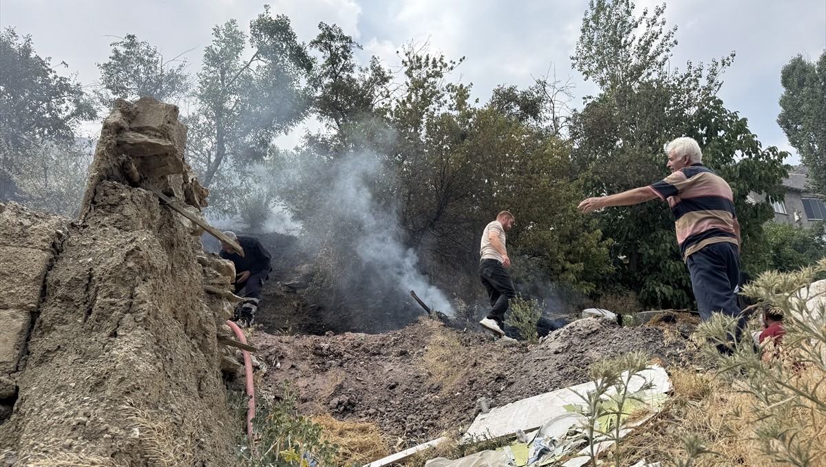 Hakkari'de ağaçlık alanda çıkan yangın kontrol altına alındı