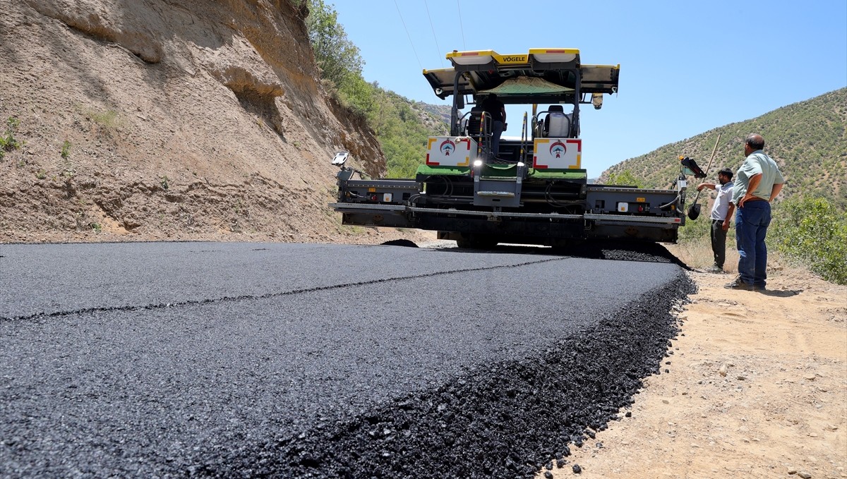 Hakkari'de hedef köy yollarına 100 kilometre sıcak asfalt