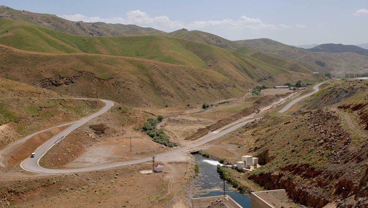 Hakkari'de sulama projesiyle 75 bin dekar tarım arazisi suyla buluşturulacak