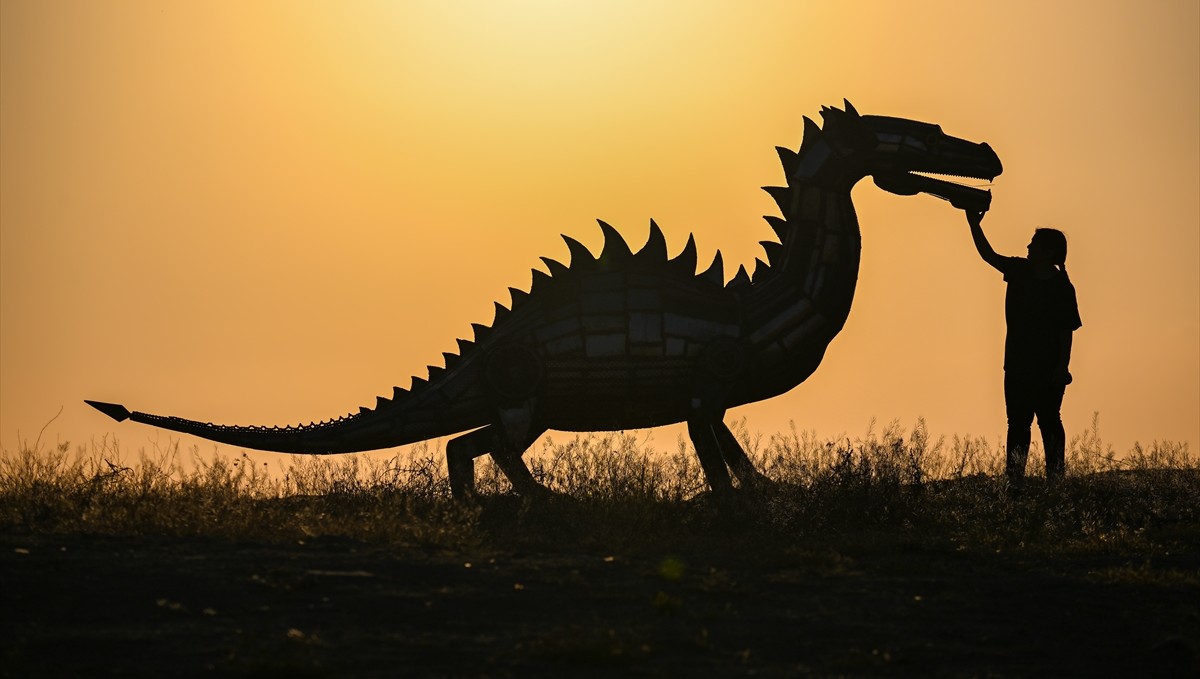 İranlı heykeltıraş hurda demirlerden "Van Gölü Canavarı" yaptı