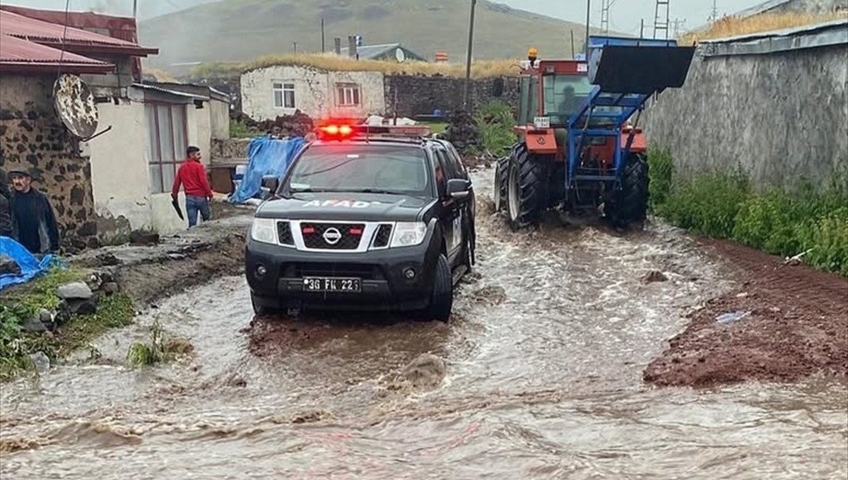 Kars'ta sel suları nedeniyle ev, ahır ve araçlar zarar gördü