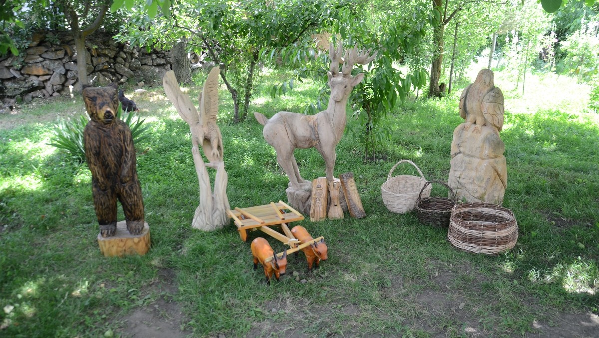 Kuruyan ağaçları sanat eserine dönüştürüyor