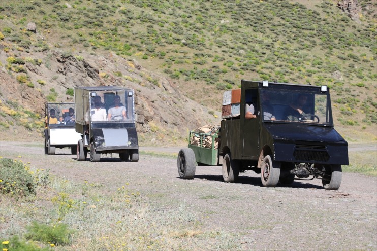 için oğlunun elektrikli bal ürettikleri kullanıyor Organik çıkmak araçları dağlara yaptığı 2