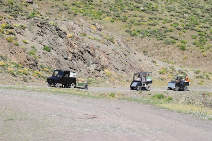 ürettikleri yaptığı Organik için araçları dağlara oğlunun kullanıyor çıkmak bal elektrikli 4