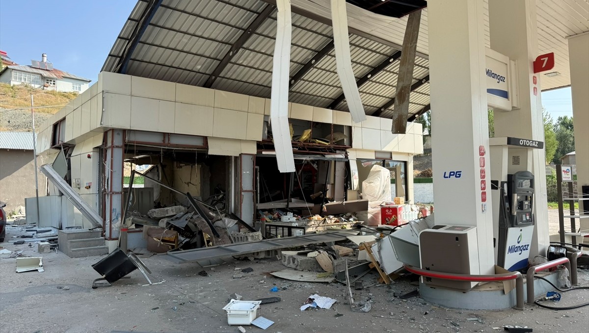 Özalp Kaymakamı Bulut, patlamanın yaşandığı akaryakıt istasyonunda incelemelerde bulundu