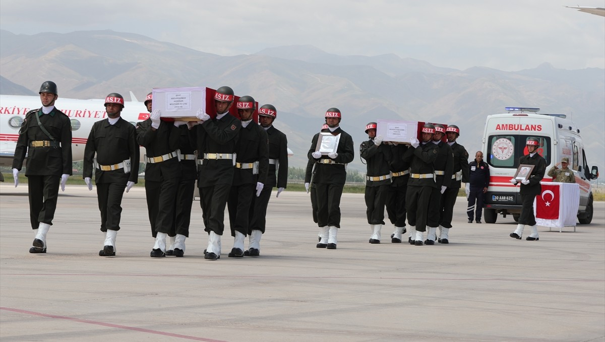 Pençe-Kilit Harekatı bölgesinde şehit olan 6 asker için Hakkari'de tören düzenlendi