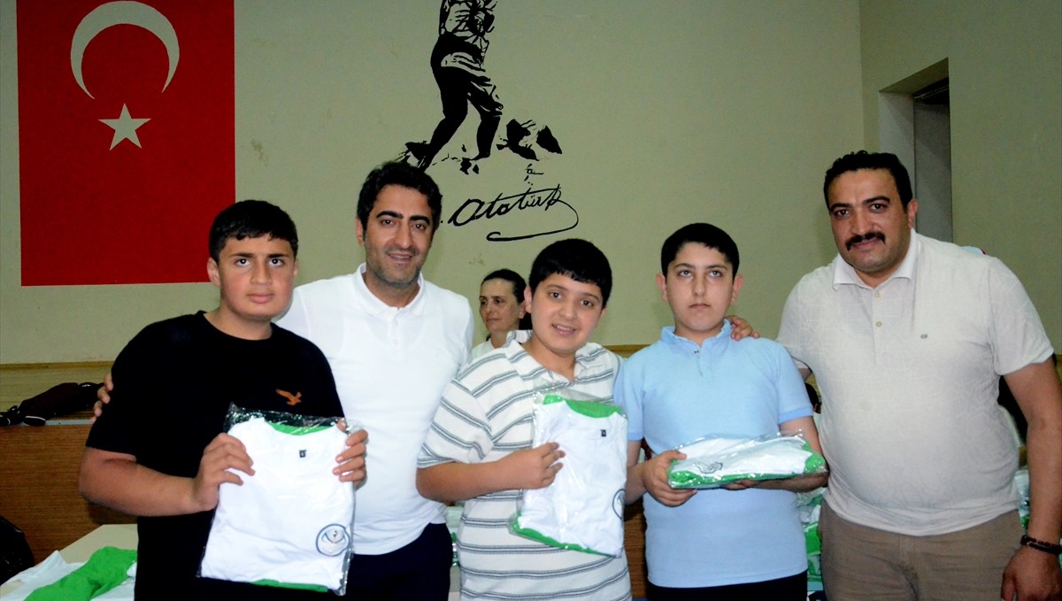 Sarıkamış Belediyesinden sporculara forma desteği