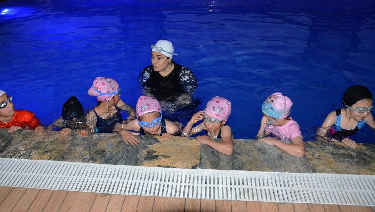 Sarıkamış'ta yüzme bilmeyen 100 öğrenci havuzla buluştu