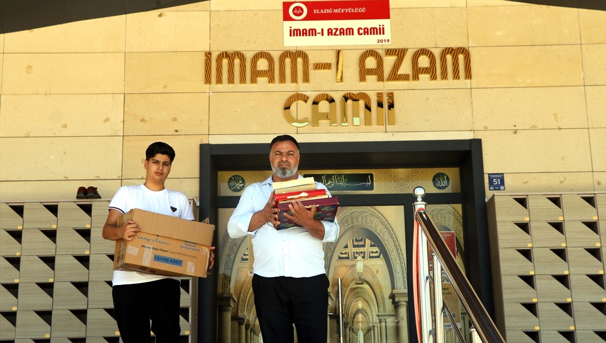 Şehit babası oğlunun hayrına, yıpranan Kur