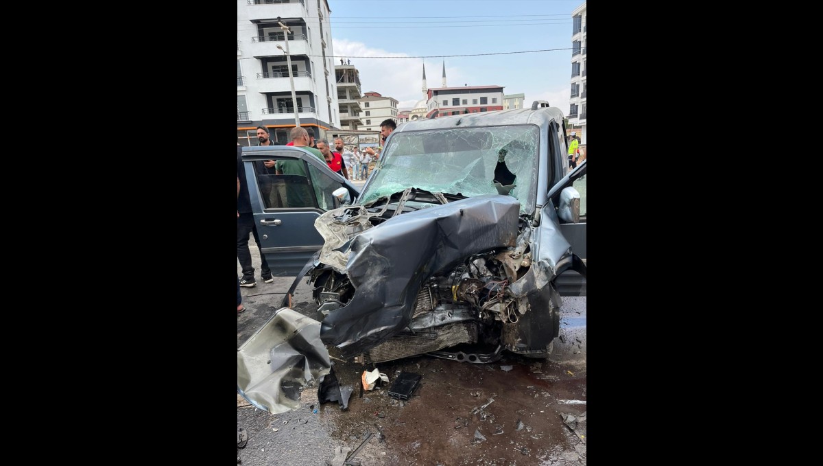 Tatvan'da kamyonetle çarpışan hafif ticari araçtaki 2 kişi yaralandı