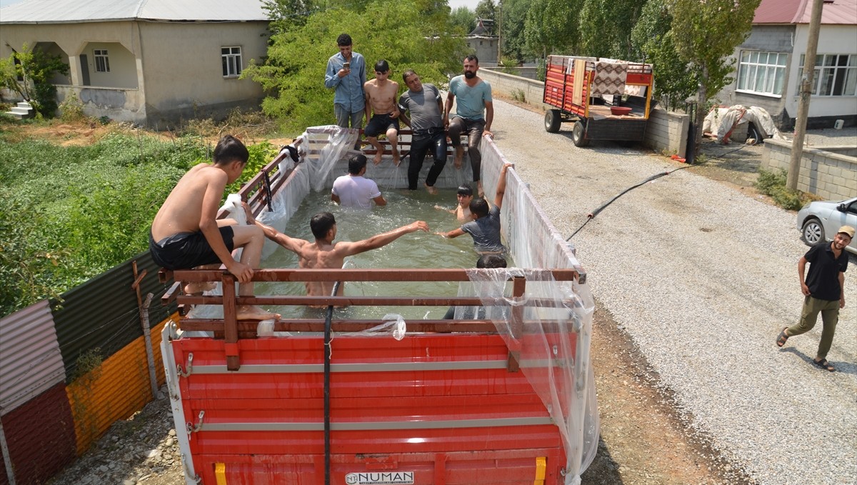 Traktör römorkunu çocuklar için havuza çevirdi