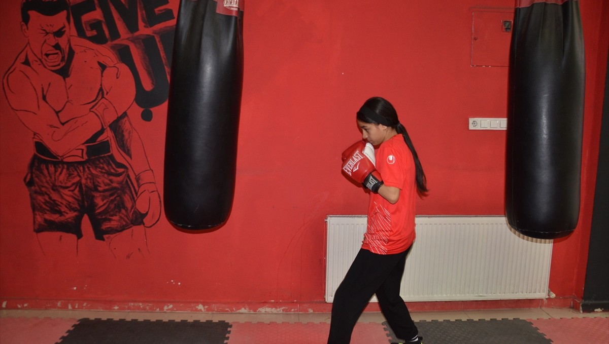 Türkiye şampiyonu 13 yaşındaki boksör Esila Yıldırım'ın hedefi Avrupa şampiyonluğu