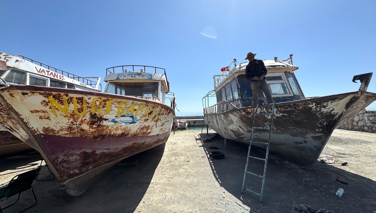 Van'da balıkçılar av sezonu öncesi teknelerinin bakımını yapıyor
