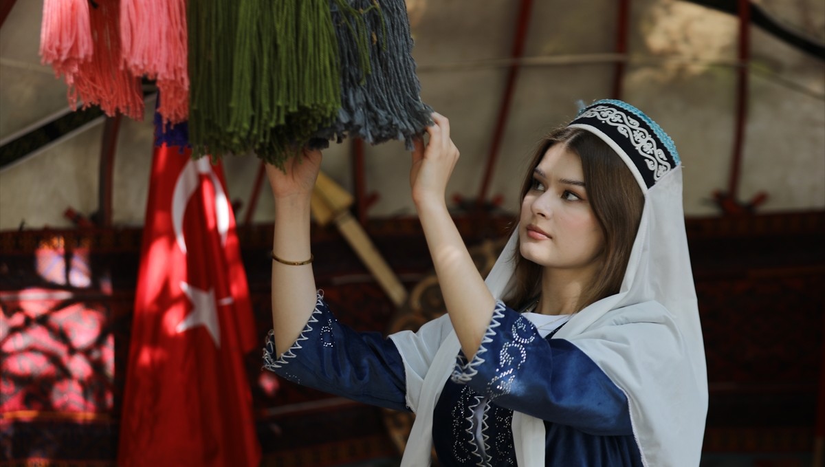 Yabancı öğrenciler söyledikleri yöresel şarkılarla Türkçelerini pekiştiriyor