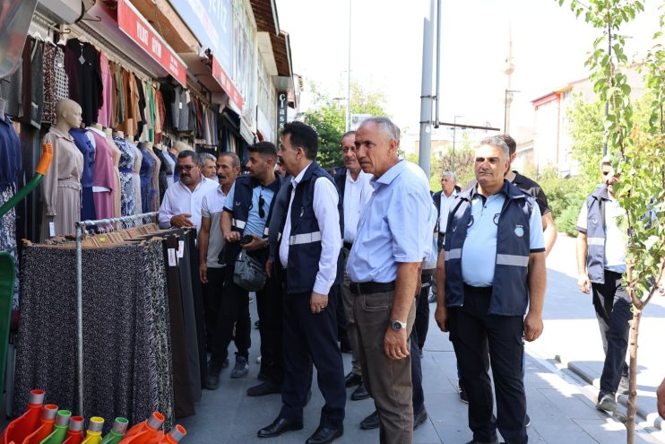 Ağrı Belediyesi Eş Başkanı Memet Akkuş zabıta ekipleri ve Meclis Üyeleriyle saha denetimi yaptılar 2