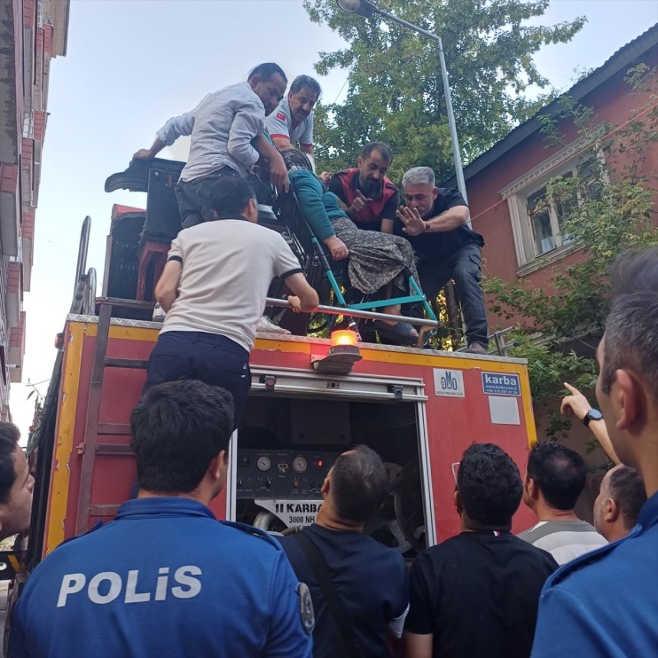 binada ekiplerce kurtarıldı yangında dumandan çıkan kişi etkilenen 15 Ağrı