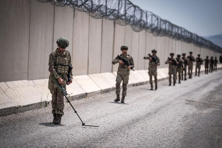 sınırda teknolojiyle dışı ileri Mehmetçik yasa engelliyor geçişleri katan gücüne Ağrı