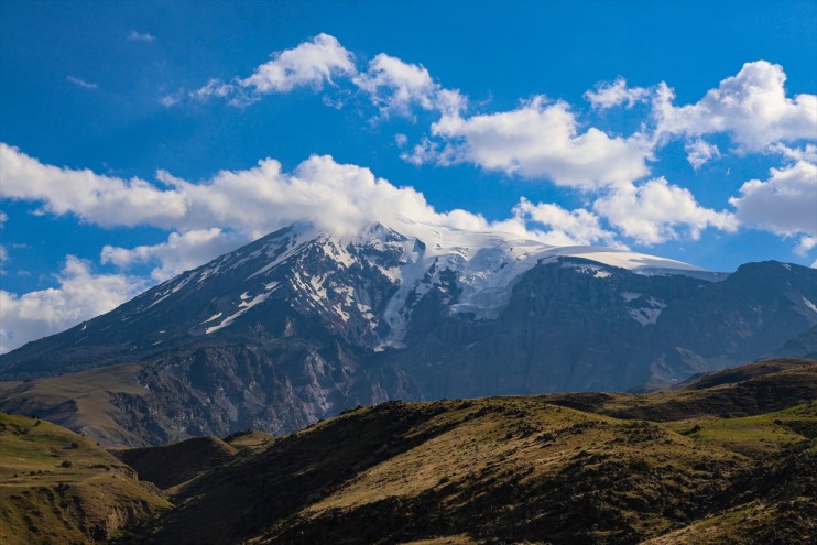 Ağrı sürüyor zirvesindeki Dağı