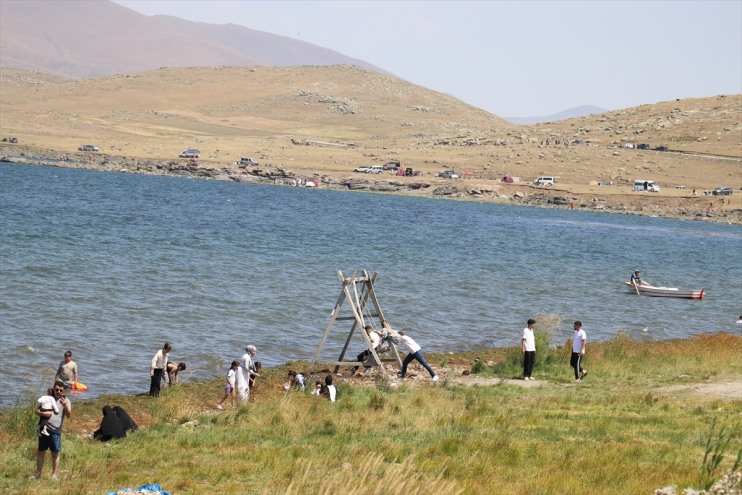 ziyaretçilere nefes serin aldırıyor bir bunaltıcı sıcaklarda Gölü Ağrı