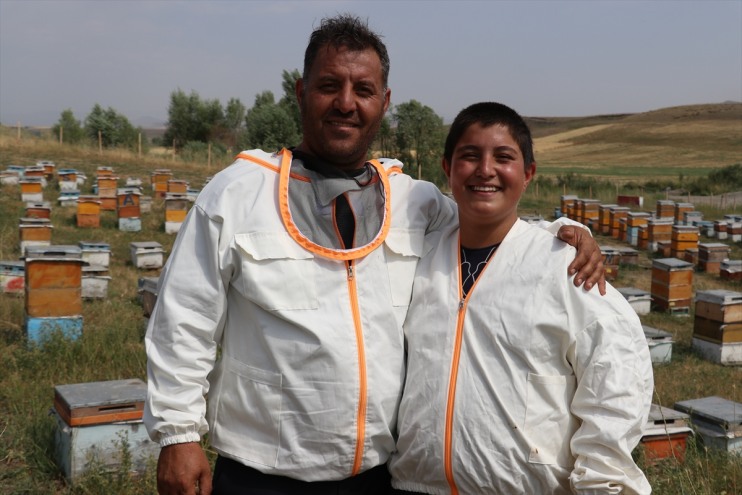 Samet, telefonla Ali oynamak arıcılığı 16 öğreniyor tatilde yaşındaki Ağrılı yerine 11