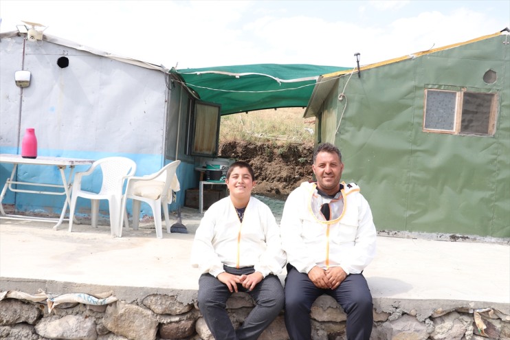 öğreniyor arıcılığı Samet, telefonla yaşındaki tatilde Ağrılı 16 yerine oynamak Ali 15