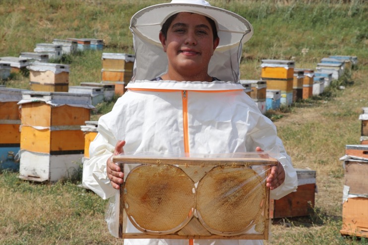 16 yaşındaki oynamak yerine Ali Ağrılı telefonla tatilde arıcılığı öğreniyor Samet, 4