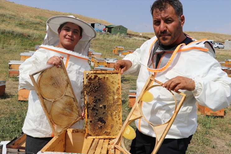 öğreniyor yaşındaki tatilde Ağrılı telefonla oynamak Samet, arıcılığı 16 yerine Ali 6