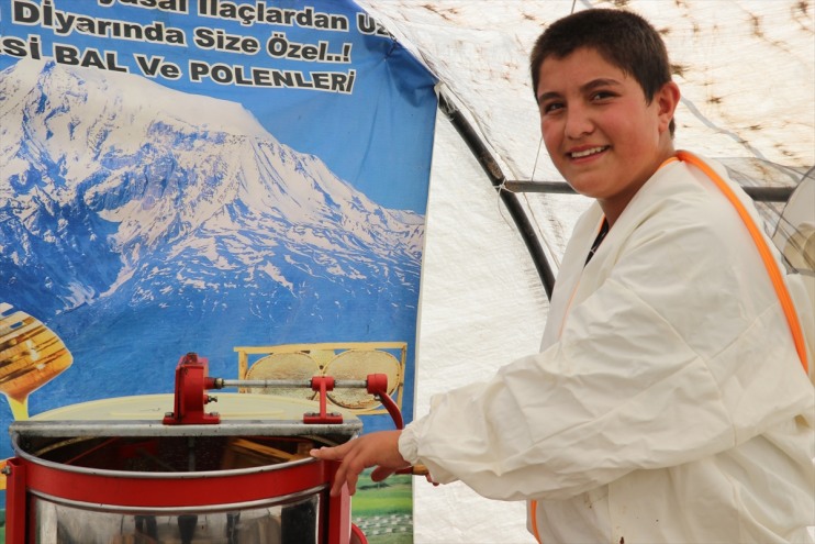 yaşındaki öğreniyor 16 tatilde Ağrılı arıcılığı Samet, Ali oynamak telefonla yerine 8