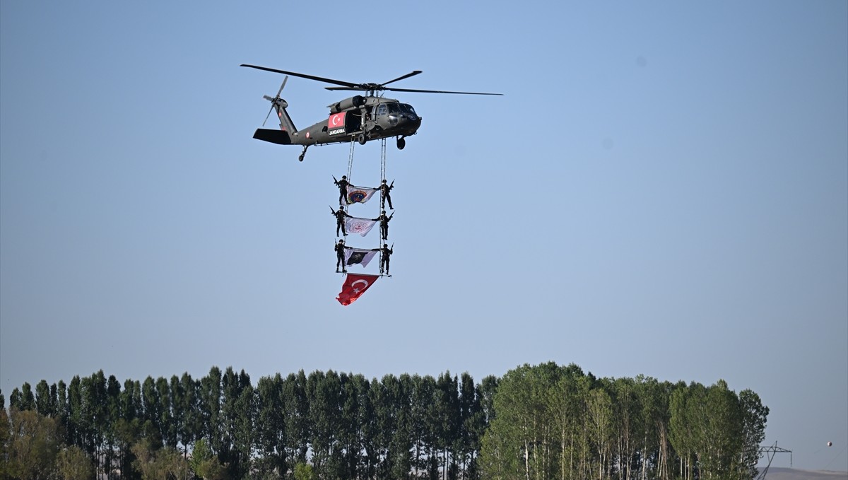 Ahlat'taki Malazgirt Zaferi kutlamalarında jandarmanın hava gösterileri ilgiyle izlendi