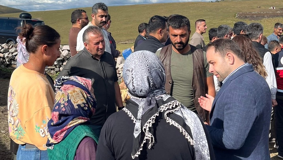 AK Parti Ardahan Milletvekili Koç, şap hastalığının görüldüğü köylerde incelemede bulundu