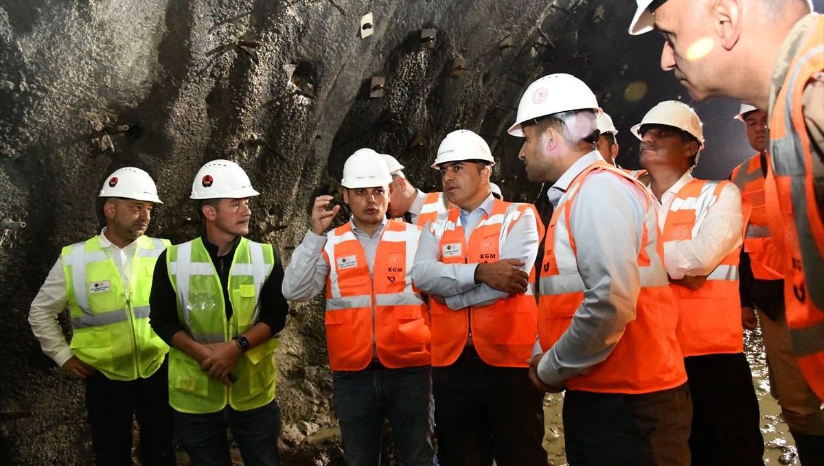 Ardahan Valisi Çiçek, inşaatı devam eden Ilgar Tüneli'nde incelemelerde bulundu