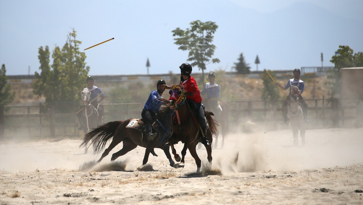 Ata sporu cirit Malazgirt Zaferi kutlamalarına renk kattı