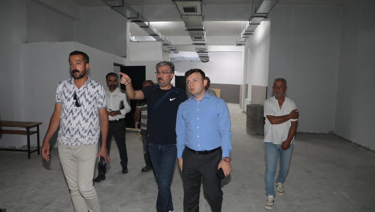 Başkale Kaymakamı Erdoğan, yapımı devam eden okulları inceledi