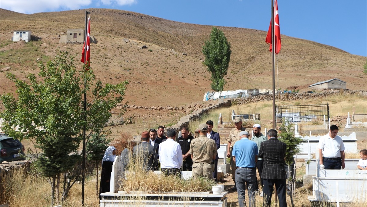 Bingöl'de şehit güvenlik korucuları kabirleri başında anıldı