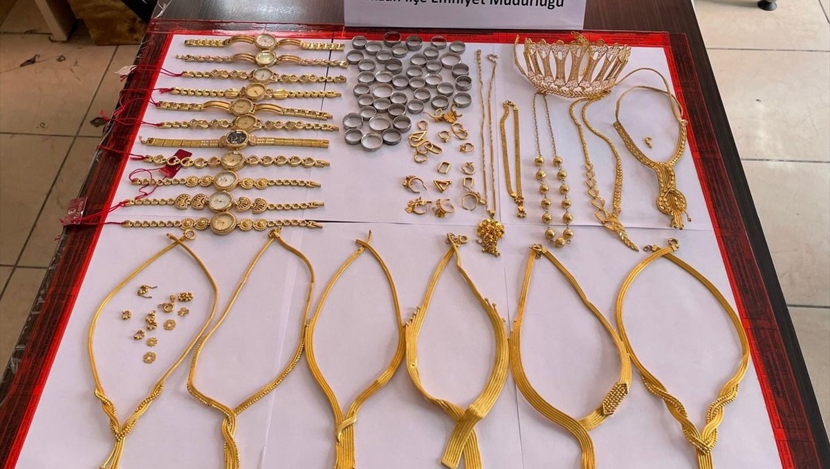 Bitlis'te duvarı delerek kuyumcudan altın çalan 5 şüpheli yakalandı