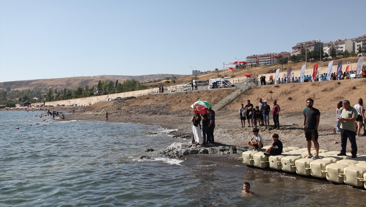 Bitlis'te, Mülkiye Başmüfettişi Karaömeroğlu anısına yüzme maratonu yapıldı