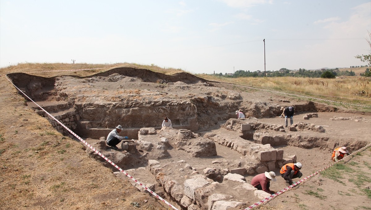 Bitlis'teki Selçuklu Kalesi'nde sikke ve seramikler ortaya çıkarıldı