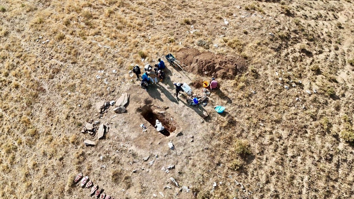 Bitlis Valisi Karakaya, Karçınbaşı Şehitliği kazı alanında incelemelerde bulundu