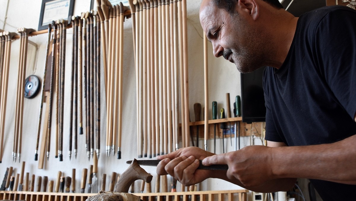 Bitlisli usta, Malazgirt Zaferi'nin yıl dönümüne özel bastonlar tasarladı