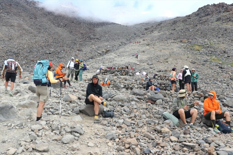 yapıyor kafileleri, Dağı