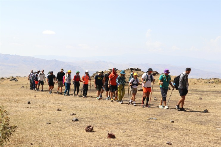 günlük yapıyor mevsim kafileleri, Dağı