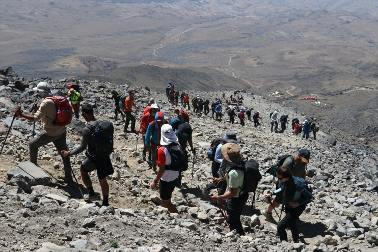 Dağcı tırmanış yapıyor 3 Ağrı yaşandığı mevsim günlük geçişlerinin zorlu Dağı