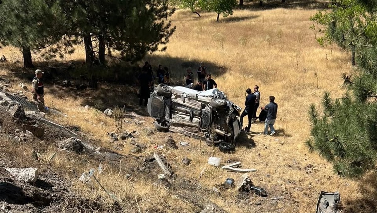 Elazığ'da şarampole devrilen hafif ticari araçtaki 3 kişi yaralandı