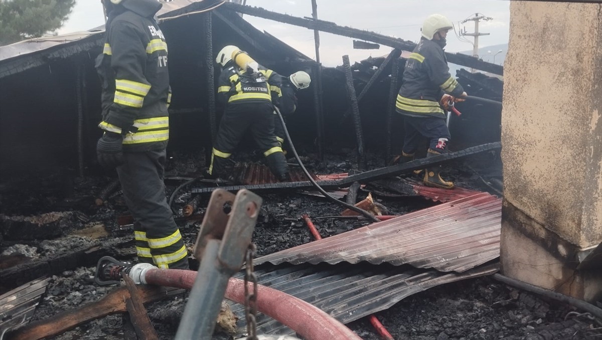 Erzincan'da binanın çatısında çıkan yangın söndürüldü