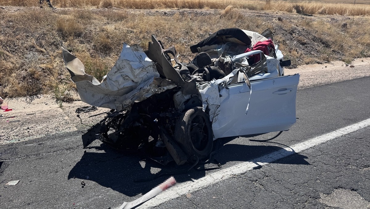 Erzurum'da park halindeki tıra çarpan otomobilin sürücüsü öldü